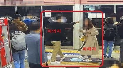 지난달 21일 낮 12시 26분께 서울 지하철 1호선 서울역 승강장에서 피해자에게 범행이 발각되자 목격자인 척 손짓을 하며 범인을 쫓아가라고 말하는 상습 소매치기범 50대 남성 A씨의 모습. 서울경찰청 제공.