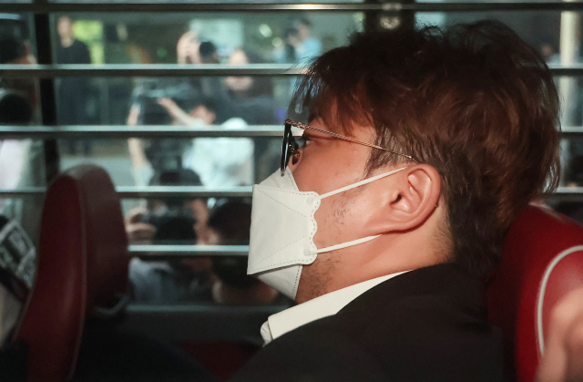 음주 뺑소니 혐의를 받는 가수 김호중이 지난달 31일 오전 서울 강남구 강남경찰서에서 검찰로 송치되며 호송차에 타 있다. 연합뉴스