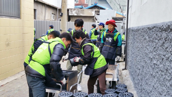 대구경북을 대표하는 주류기업 ㈜금복주가 지역사회에 따뜻한 손길을 내미는 데 앞장서고 있다. 문화와 복지, 장학 등 영역에 재단을 만들어 인재를 발굴하는 등 지역 발전을 견인하는 역할도 톡톡히 하고 있다. 금복주 제공