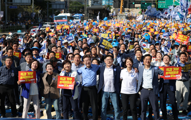더불어민주당 이재명 대표, 박찬대 원내대표를 비롯한 참가자들이 1일 오후 서울역 인근에서 열린 윤석열 정권 규탄 및 해병대원 특검법 관철을 위한 범국민대회에서 노래를 부르고 있다. 연합뉴스
