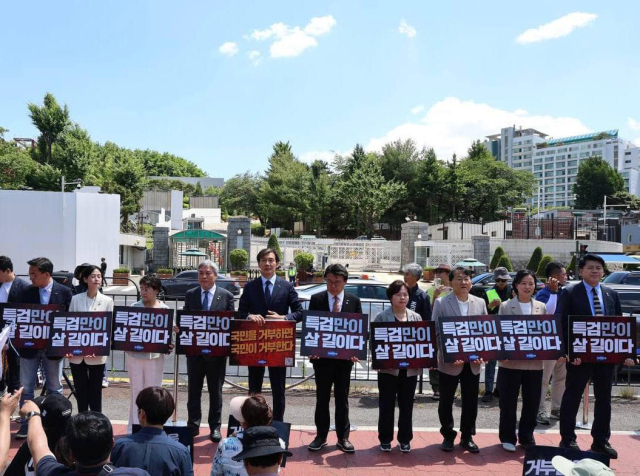 조국 당 대표를 비롯한 조국혁신당이 1일 용산 대통령실 앞에서