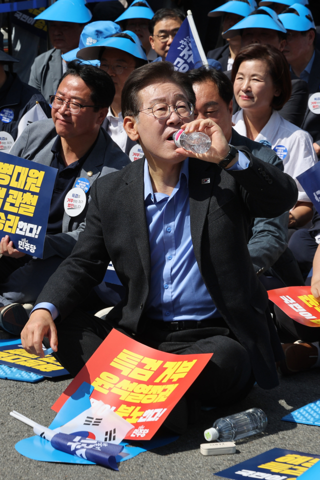 더불어민주당 이재명 대표가 1일 오후 서울역 인근에서 열린 윤석열 정권 규탄 및 해병대원 특검법 관철을 위한 범국민대회에서 물을 마시고 있다. 연합뉴스