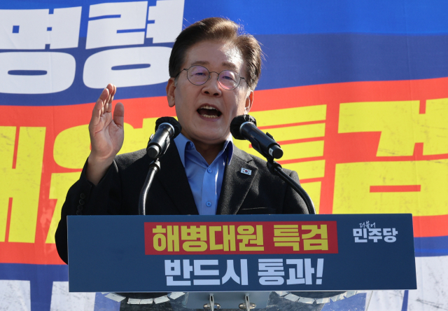 더불어민주당 이재명 대표가 1일 오후 서울역 인근에서 열린 윤석열 정권 규탄 및 해병대원 특검법 관철을 위한 범국민대회에서 인사말을 하고 있다. 연합뉴스