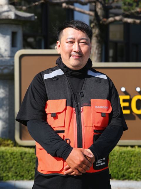 지난달 29일 의식을 잃고 쓰러진 여성을 심폐소생술로 구한배달 라이더 이태훈 씨. 경주시 제공
