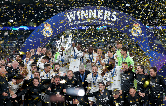 스페인의 레알 마드리드 선수들이 2일 영국 런던의 웸블리 스타디움에서 열린 2023-2024 UEFA UCL 결승에 출격해 보루시아 도르트문트를 꺾은 뒤 우승컵을 들어올리며 기뻐하고 있다. 연합뉴스