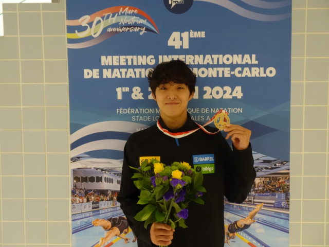 김우민이 2일(한국시간) 모나코 몬테카를로 앨버트 2세 워터스포츠센터에서 열린 2024 마레 노스트럼 시리즈 3차 대회 남자 자유형 400ｍ에서 우승한 뒤 기념 촬영하고 있다. [대한수영연맹 제공. 재판매 및 DB금지] 연합뉴스