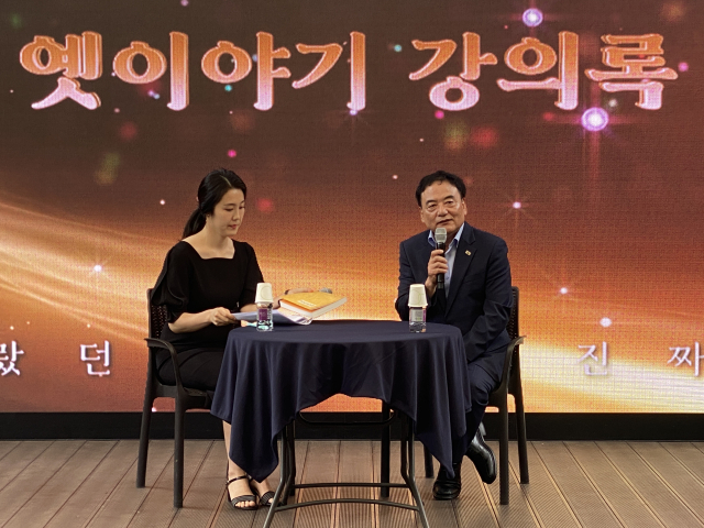 이만규 대구시의회 의장(오른쪽)이 1일 김광석길 야외콘서트홀에서 