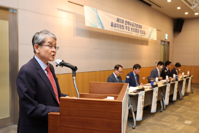 전력수급기본계획(전기본) 총괄위원장인 정동욱 중앙대 교수가 31일 오전 서울 영등포구 FKI타워에서 제11차 전기본 실무안을 발표하고 있다. 연합뉴스
