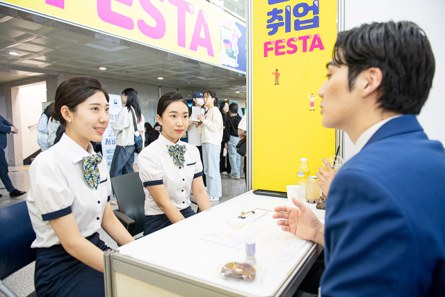 대구한의대 대학일자리플러스센터가 개최한 취업박람회에서 학생들이 상담을 있다. 대구한의대 제공