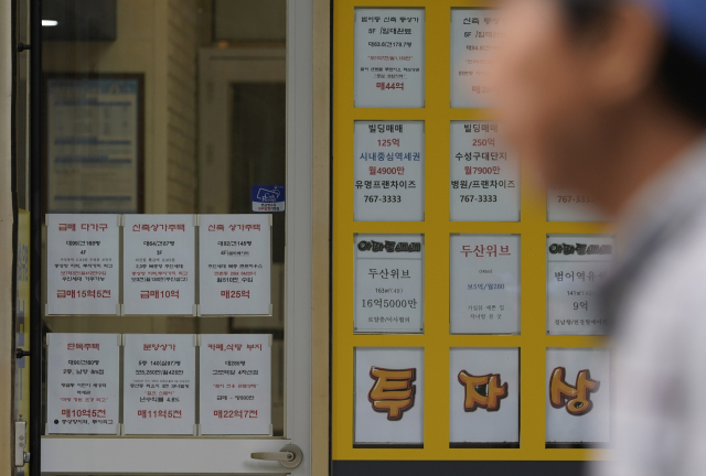정부가 다주택 중과세율 폐지를 검토하고 있는 가운데 2일 대구 시내 한 부동산중개업소에 붙어 있는 매울 가격표 앞으로 한 시민이 발걸음을 옮기고 있다. 김영진 기자 kyjmaeil@imaeil.com