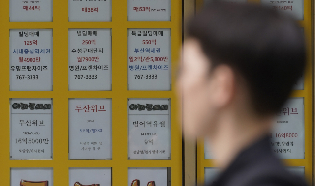 정부가 다주택 중과세율 폐지를 검토하고 있는 가운데 2일 대구 시내 한 부동산중개업소에 붙어 있는 매물 가격표 앞으로 한 시민이 발걸음을 옮기고 있다. 김영진 기자 kyjmaeil@imaeil.com