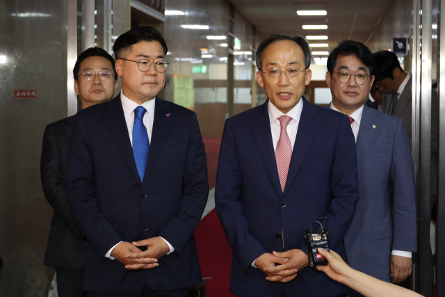 국민의힘 추경호 원내대표(오른쪽)와 더불어민주당 박찬대 원내대표가 지난달 27일 서울 여의도 국회에서 김진표 국회의장과 회동을 마치고 나와 취재진의 질문에 답하고 있다. 연합뉴스