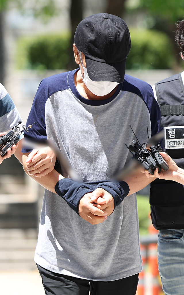 강남의 한 오피스텔에서 모녀를 살해하고 달아난 혐의(살인)를 받는 60대 남성 박모 씨가 2일 오후 서울 서초구 서울중앙지방법원에서 열린 구속 전 피의자 심문(영장심사)에 출석하고 있다. 연합뉴스