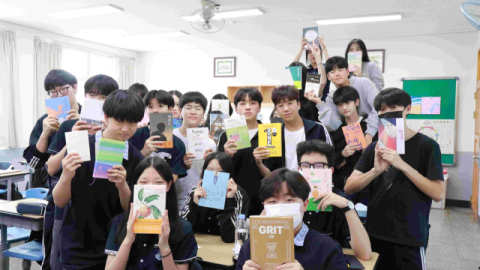 '약속의 탑' 앞에서 학교생활 목표 서약…디지털 시대의 특별한 인성교육
