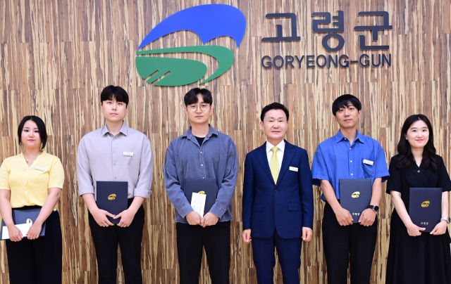 고령군규제개혁위원회 공모 수상자들이 이남철(오른쪽 3번째) 군수와 기념사진을 찍고 있다. 고령군 제공