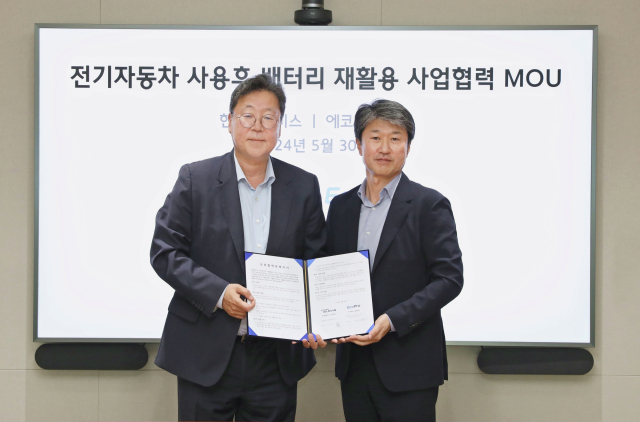 송호준 에코프로 대표(오른쪽)와 이규복 현대글로비스 대표가 지난달 30일 폐배터리 재활용 관련 MOU를 맺고 상호 협력을 약속했다. 에코프로 제공