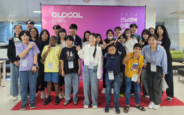 지난달 31일 전남 여수세계박람회장에서 진행된 경북-전남 이중언어 말하기 대회 본선에 참가한 학생과 관계자들이 행사장에서 기념 촬영을 하고 있다. 경북교육청 제공