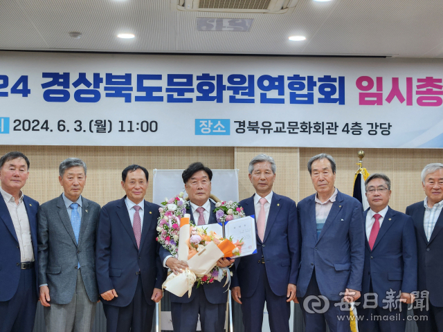 제20대 경북문화원연합회장에 당선된 박승대 현 포항문화원장(가운데)이 당선 소감 발표 후 기념촬영을 하고 있다. 포항문화원 제공