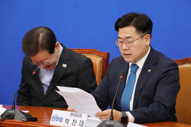 더불어민주당 이재명 대표가 3일 오전 서울 여의도 국회에서 열린 최고위원회의에서 조세재정연구원 저출생 문제 보고서와 관련한 박찬대 원내대표의 발언을 들으며 웃음을 참지 못하고 있다. 최근 정부출연 연구기관인 한국조세재정연구원은 여학생을 1년 조기입학 시키면 출산율을 높이는 데 기여할 것이라는 보고서를 낸 바 있다. 연합뉴스