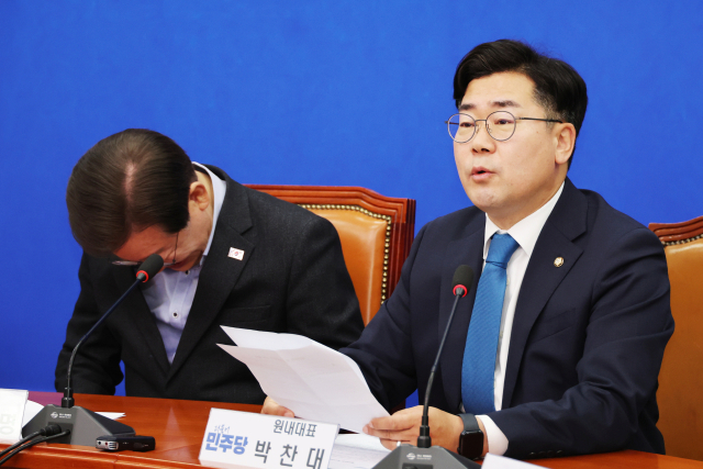 더불어민주당 이재명 대표가 3일 오전 서울 여의도 국회에서 열린 최고위원회의에서 조세재정연구원 저출생 문제 보고서와 관련한 박찬대 원내대표의 발언을 들으며 웃음을 참지 못하고 있다. 최근 정부출연 연구기관인 한국조세재정연구원은 여학생을 1년 조기입학 시키면 출산율을 높이는 데 기여할 것이라는 보고서를 낸 바 있다. 연합뉴스