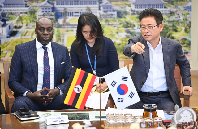 이철우 경북도지사(사진 오른쪽)가 3일 경북도청 접견실에서 프레드 오폴렛 우간다 의회 외교위원회 위원장과 만나 양국 간 교류 협력 확대 방안 등을 논의하고 있다. 경북도 제공.