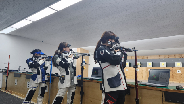 경북전문대 사격선수단 학생 선수들이 사격 훈련을 하고 있다. 경북전문대 제공