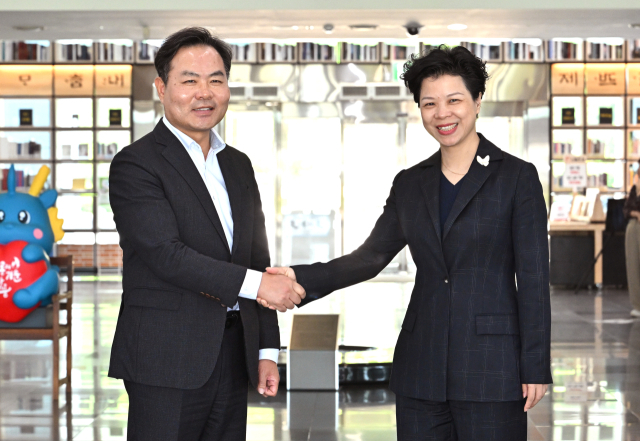 장잉춘(张迎春) 중국 후난성(湖南省) 부성장(사진 오른쪽)이 3일 경북도청을 찾아 김학홍 행정부지사와 양 지역 상호 교류·협력 확대 방안을 논의했다. 경북도 제공.