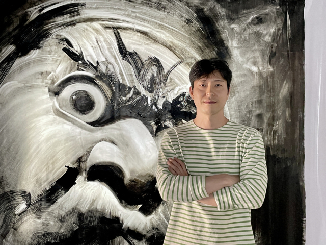 자신의 작품 앞에 선 안민 작가. 이연정 기자