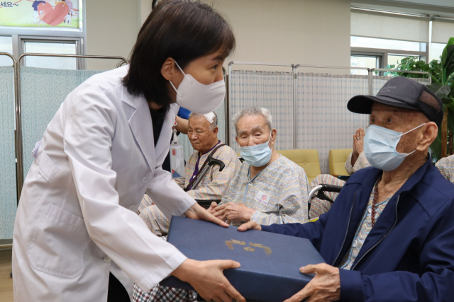 박경아 구미시립요양병원 병원장이 보훈 환자에게 물품을 전달하고 있다. 구미시립요양병원 제공