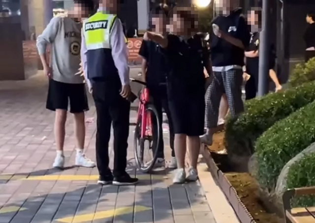 아파트 단지에서 자전거를 타던 학생들이 경비원에 의해 제지받자 항의하고 있다. 인스타그램