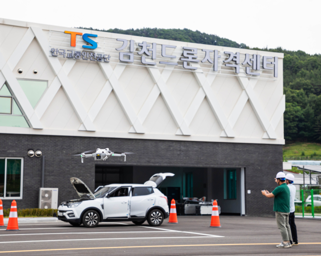 한국교통안전공단 직원들이 지난달 30일 김천드론자격센터에서 사고 현장 촬영을 위한 드론 조종을 연습하고 있다. 한국교통안전공단 제공