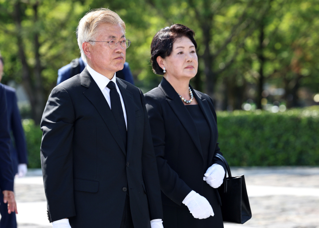 문재인 전 대통령과 김정숙 여사가 23일 오후 경남 김해 봉하마을에서 열린 고(故) 노무현 전 대통령 15주기 추도식에서 노 전 대통령의 묘역을 참배하고 있다. 연합뉴스