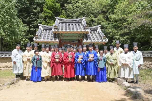 지난 3일 문경 충렬사(신길원 현감을 배향한 곳)에서 임진왜란 당시 문경현을 지키기 위해 왜군에 끝까지 저항하다 순국한 신길원 문경현감을 기리기 위한 향사가 봉행됐다. 문경시 제공