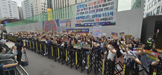 대구와 부산, 경남 창원·양산 등에서 모인 한국주식투자자연합회(한투연) 회원 400여명이 지난달 30일 서울 영등포구 더불어민주당 당사 앞에서 금융투자소득세 폐지를 촉구하는 집회를 열고, 민주당 측에 성명서를 전달했다. 한투연 제공
