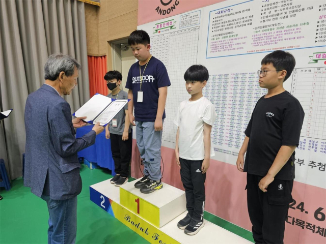 달구벌스포츠클럽 김윤수(동신초5) 군이 제6회 안동시 백암배 아마바둑대회에서 초등 고학년부 우승을 차지했다.