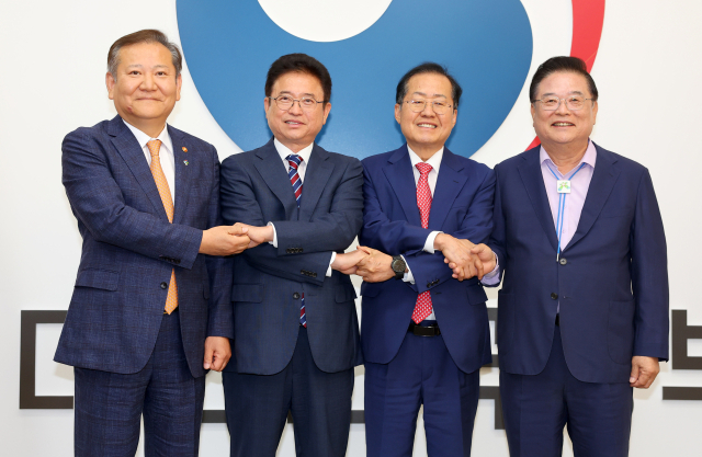 4일 서울 종로구 정부 서울청사에서 열린 대구경북 통합 논의 관계기관 간담회에 참석한 이상민(왼쪽 첫 번째) 행정안전부 장관과 이철우 경북도지사, 홍준표 대구시장, 우동기 지방시대위원 등이 기념촬영을 하고 있다. 2024.6.4. 경북도 제공