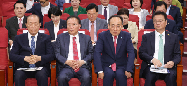국민의힘 황우여 비상대책위원장(앞줄 왼쪽부터), 윤재옥 의원, 추경호 원내대표, 방기선 국무조정실장이 4일 오후 국회 의원회관에서 열린 국회의 입법권 남용 방지를 위한 정책 토론회 