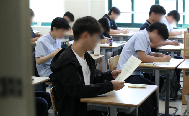 2025학년도 대학수학능력시험 6월 모의평가가 열린 지난 4일 서울 용산구 용산고등교에서 고등학교 3학년 수험생들이 1교시 국어 영역 시험을 기다리고 있다. 연합뉴스