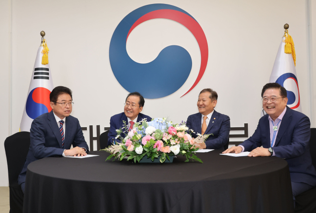 4일 서울 종로구 정부서울청사에서 이철우 경북도지사(왼쪽부터), 홍준표 대구시장, 이상민 행정안전부 장관, 우동기 지방 시대위원장이 참석한 가운데 대구·경북 통합 관계 기관 간담회가 열리고 있다. 연합뉴스