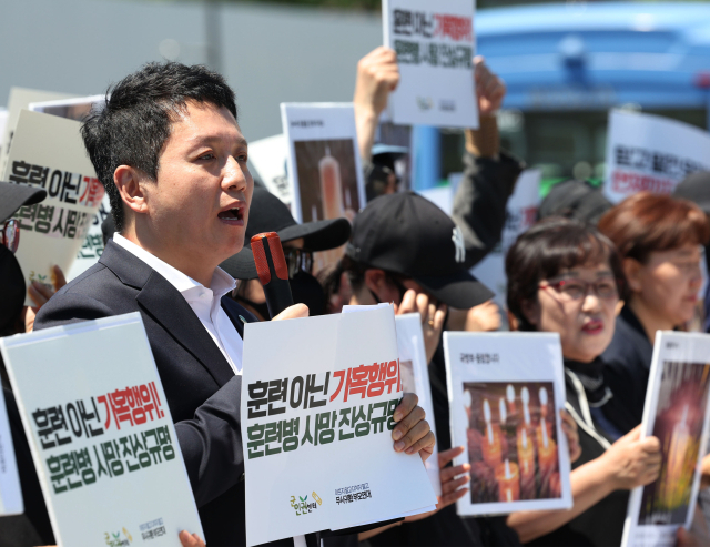 임태훈 군인권센터 소장이 4일 서울 용산구 국방부 앞에서 열린 육군 12사단 훈련병 가혹행위 사망사건 규탄 및 진상규명 촉구 기자회견에서 발언하고 있다. 연합뉴스