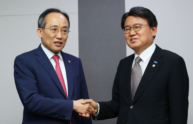 국민의힘 추경호 원내대표가 4일 오후 국회 의원회관에서 조국혁신당 황운하 원내대표를 예방하고 있다. 연합뉴스
