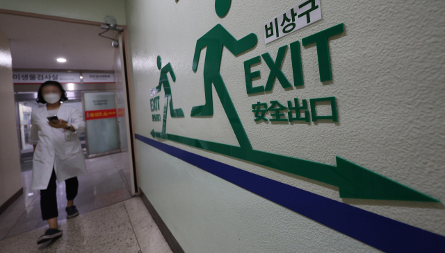 의정갈등이 계속되고 있는 4일 대구 한 대학병원에서 의료관계자가 이동하고 있다. 정부는 이날 전공의 사직서 수리로 전공의들에게 