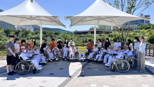대구시 시지노인전문병원에서 시행한 산책프로그램 