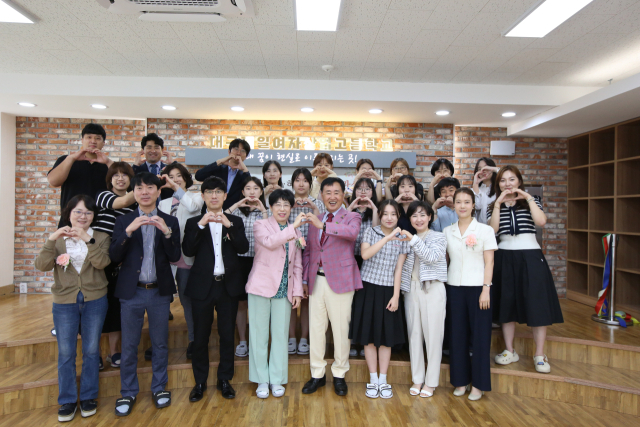 지난달 31일 대구제일여자상업고등학교. 최영수 크레텍 회장을 비롯한 학교, 기업 관계자들이 특별실 개소식 후 기념촬영을 하고 있다. 크레텍 제공