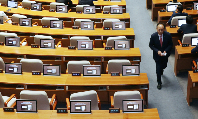 국민의힘 추경호 원내대표가 5일 오후 서울 여의도 국회에서 열린 제22대 국회 첫 본회의에서 의사진행 발언을 마친 뒤 본회의장을 나가고 있다. 연합뉴스