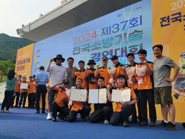 전국 소방기술 경연대회에서 준우승을 달성한 대구소방안전본부 소속 소방대원들이 포즈를 취하고 있다.대구소방안전본부 제공