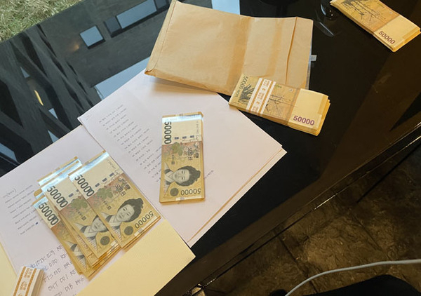김정숙 여사 옷값 논란과 관련해 제보받은 사진. 자유일보