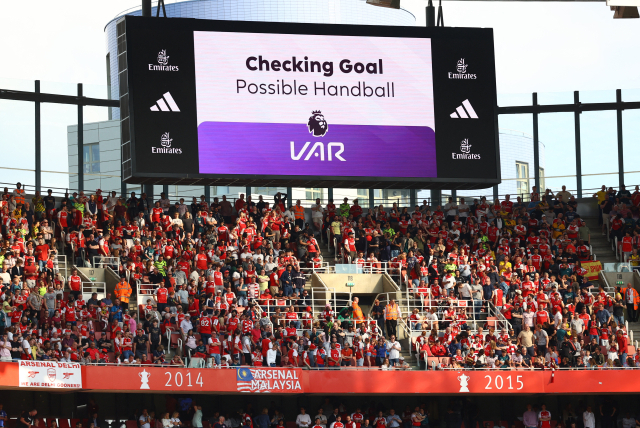 EPL 경기중 전광판에 뜬 VAR 체크 안내문. 로이터=연합뉴스