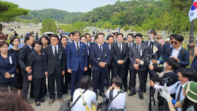 맨 왼쪽에서 2번째가 박은정 조국혁신당 국회의원. 사진 중앙은 조국 조국혁신당 대표와 이재명 더불어민주당 대표. 박은정 의원 페이스북