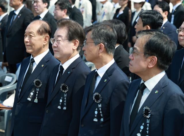 국민의힘 황우여 비상대책위원장(왼쪽부터), 더불어민주당 이재명 대표, 최재해 감사원장, 최상목 경제부총리 겸 기획재정부 장관이 6일 서울 동작구 국립서울현충원에서 열린 제69회 현충일 추념식에 참석하고 있다. 연합뉴스